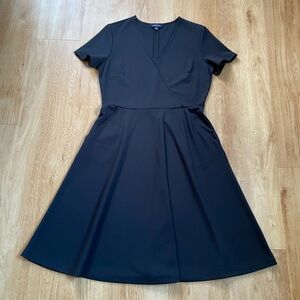 Lands End Short Sleeve Black Fit & Flare Pocket Dress V-Neck Size Small 6-8